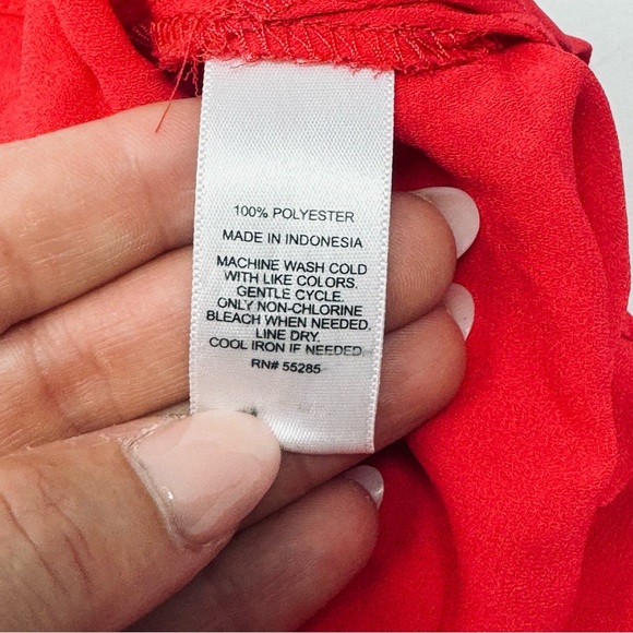 Express. Women's Raspberry Keyhole Blouse. Size Small. - Picture 4 of 8